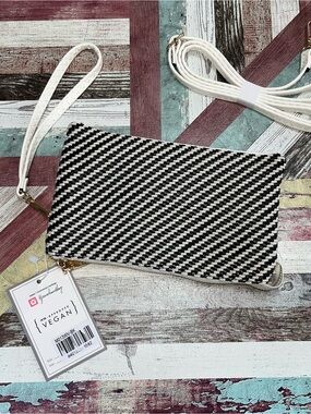 Jen & Co Riley Crossbody Wristlet Wallet NWT Woven Texture CC Slots Cream/Black
